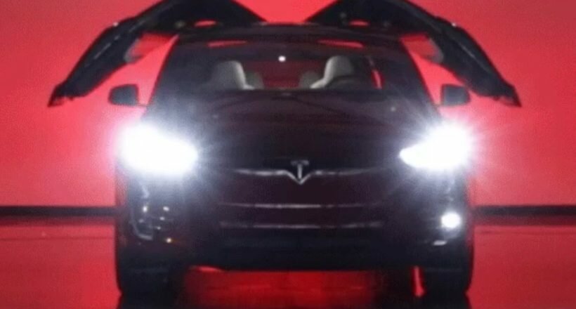 Tesla sorprende con Easter Egg días antes de Navidad 